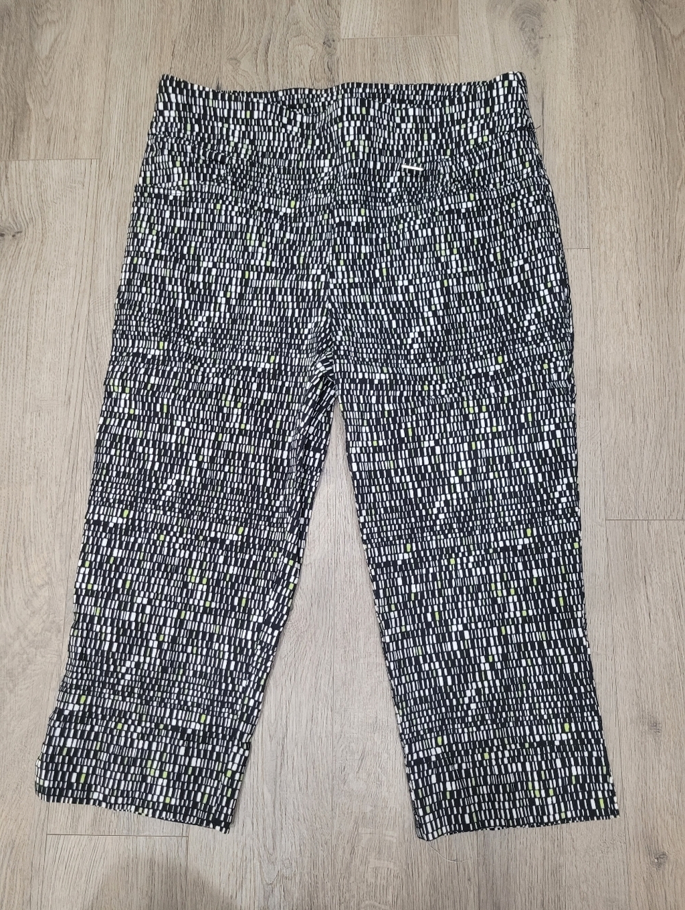 2/$20 Modes Crystal Cropped Pants Size: 28W